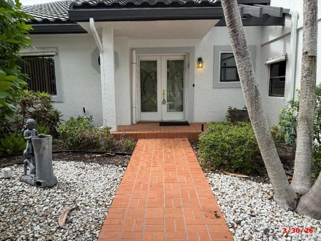9 Windsor Lane, Boynton Beach, FL 33436