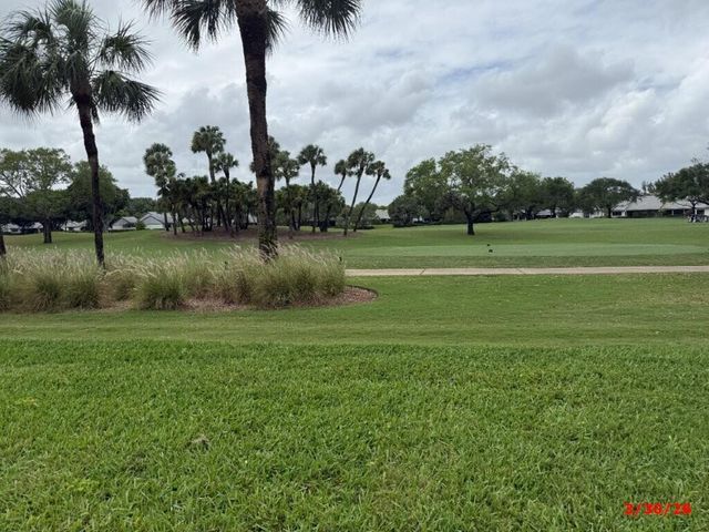 9 Windsor Lane, Boynton Beach, FL 33436