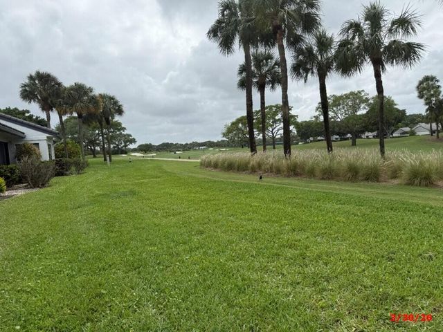 9 Windsor Lane, Boynton Beach, FL 33436