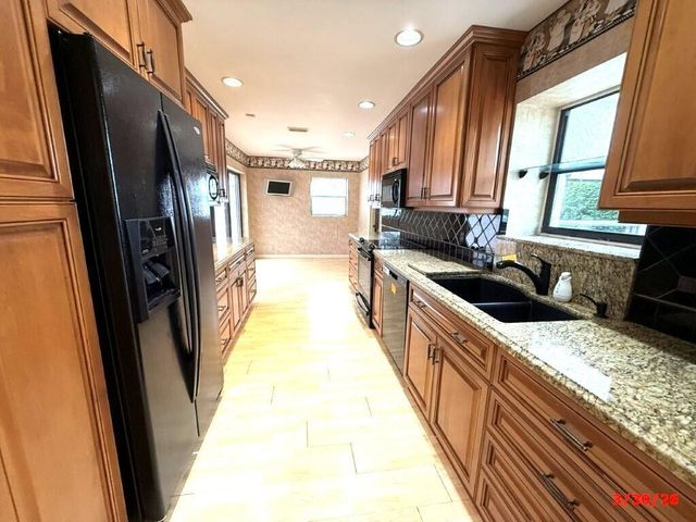 9 Windsor Lane, Boynton Beach, FL 33436
