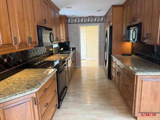 9 Windsor Lane, Boynton Beach, FL 33436