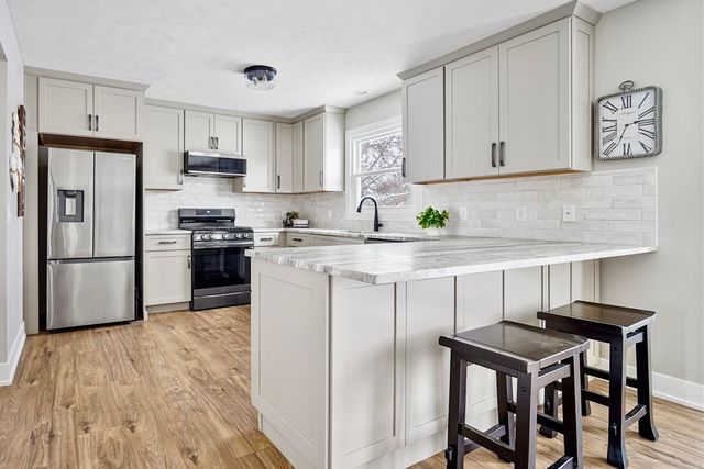 10 Prenzler Drive, Bloomington, IL 61704