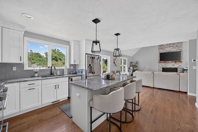 21 Bunker Ln, Lakeville, MA 02347