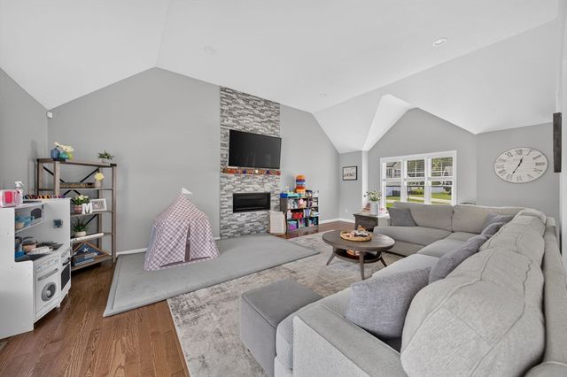 21 Bunker Ln, Lakeville, MA 02347