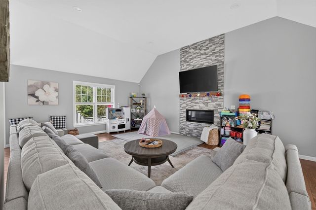 21 Bunker Ln, Lakeville, MA 02347