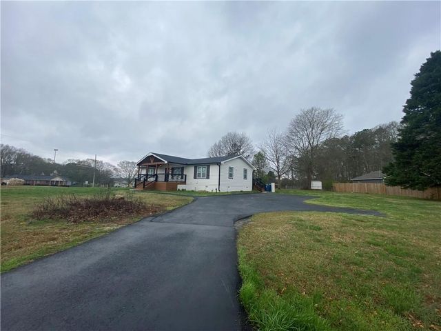 318 Willowwind Drive, Loganville, GA 30052