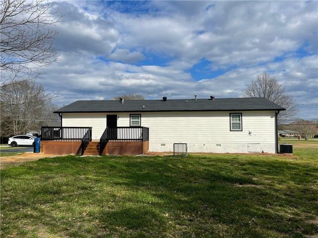 318 Willowwind Drive, Loganville, GA 30052