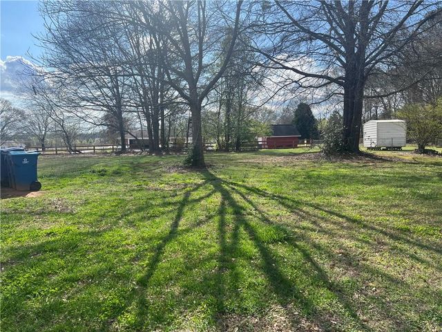 318 Willowwind Drive, Loganville, GA 30052