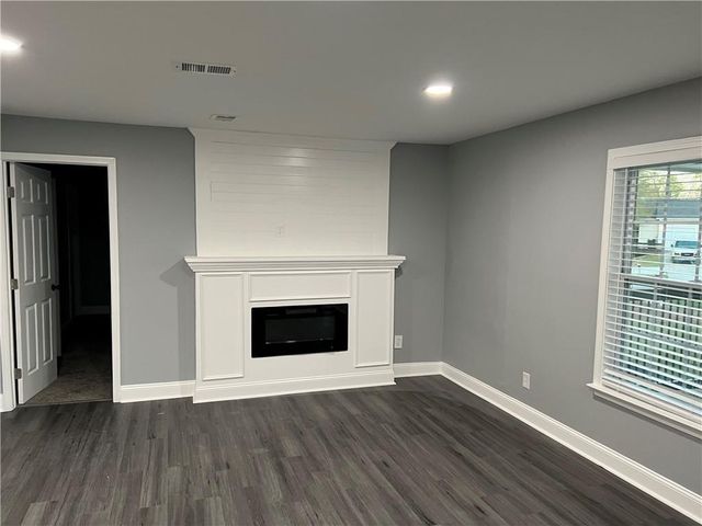 318 Willowwind Drive, Loganville, GA 30052