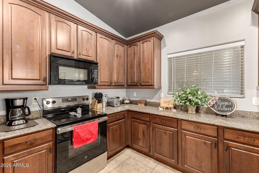 Image 11 of property listing at 12229 W OCOTILLO Lane, El Mirage, AZ 85335