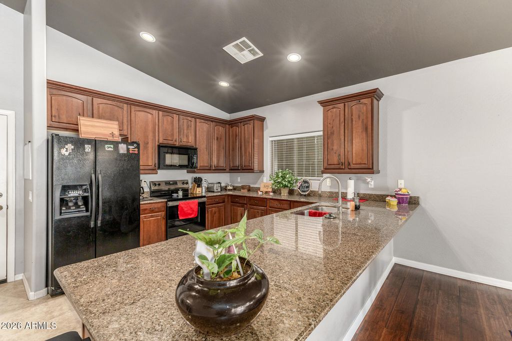 Image 9 of property listing at 12229 W OCOTILLO Lane, El Mirage, AZ 85335