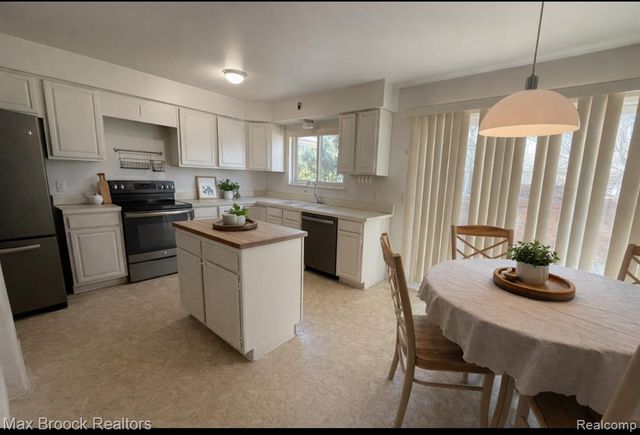 4231 Foxpointe Drive, West Bloomfield, MI 48323