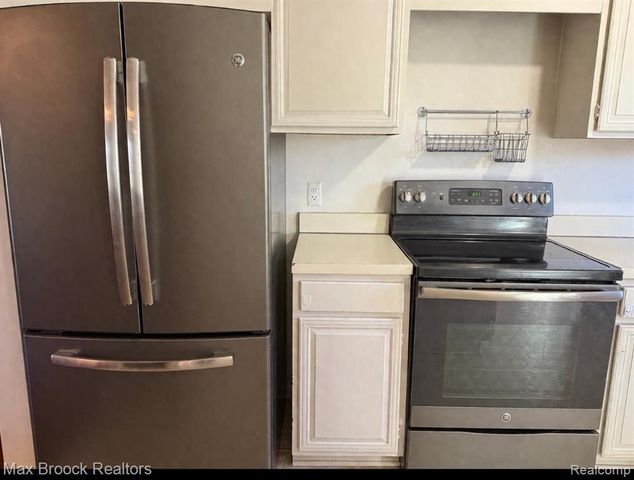 4231 Foxpointe Drive, West Bloomfield, MI 48323