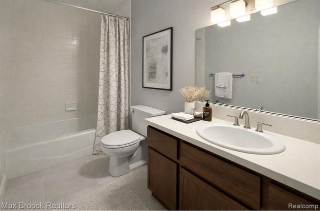 4231 Foxpointe Drive, West Bloomfield, MI 48323