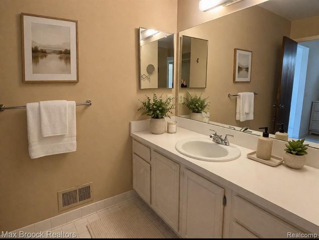 4231 Foxpointe Drive, West Bloomfield, MI 48323