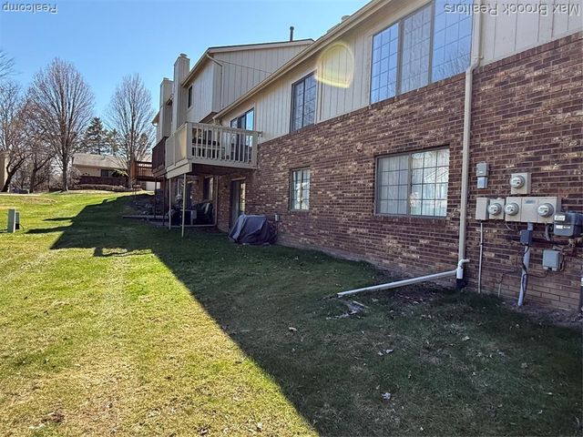 4231 Foxpointe Drive, West Bloomfield, MI 48323