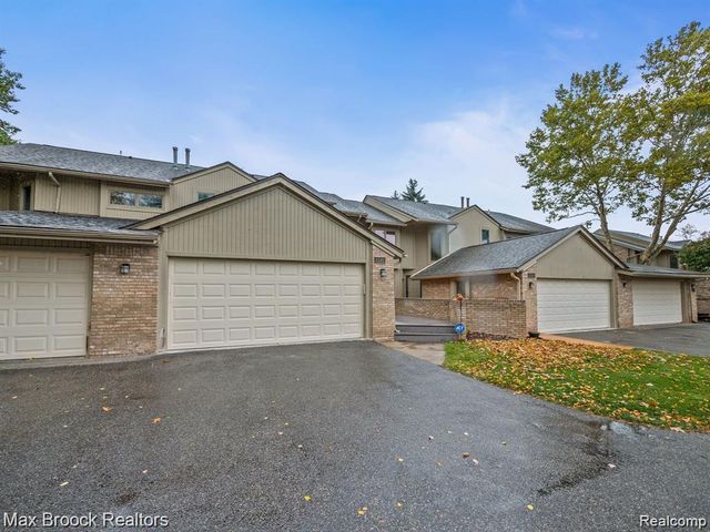 4231 Foxpointe Drive, West Bloomfield, MI 48323