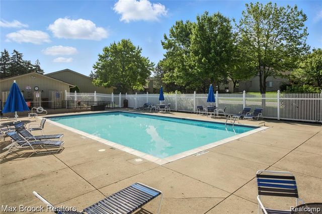 4231 Foxpointe Drive, West Bloomfield, MI 48323