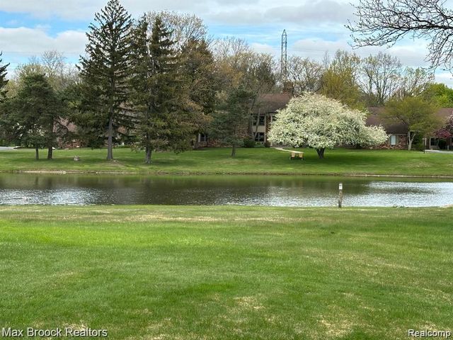 4231 Foxpointe Drive, West Bloomfield, MI 48323