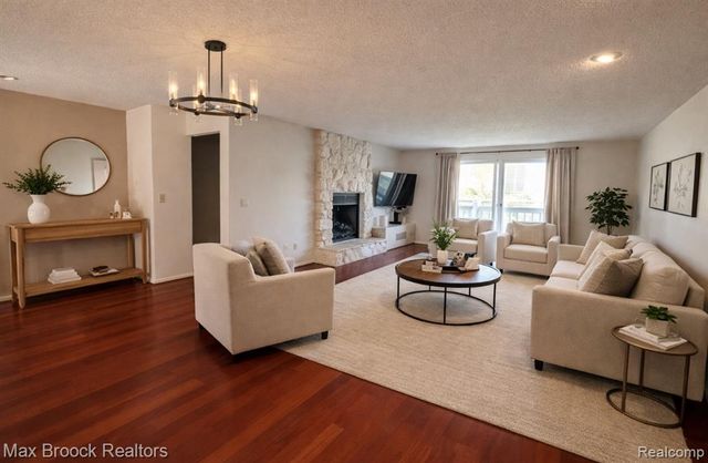 4231 Foxpointe Drive, West Bloomfield, MI 48323