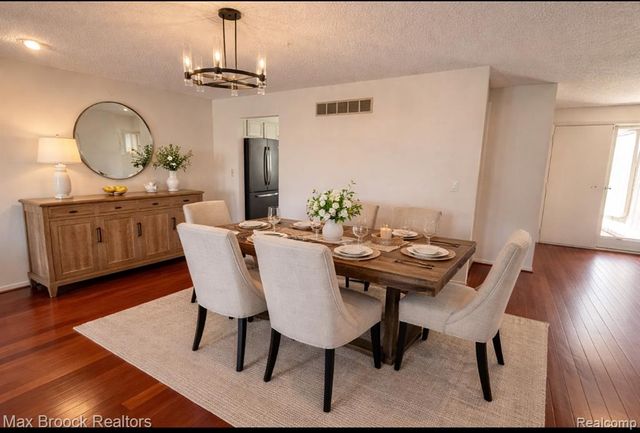 4231 Foxpointe Drive, West Bloomfield, MI 48323