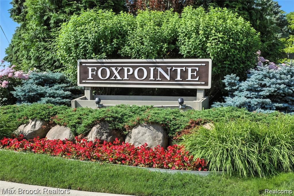 4231 Foxpointe Drive, West Bloomfield, MI 48323