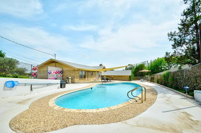307 Westway Dr, Kerrville, TX 78028