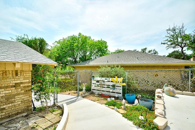 307 Westway Dr, Kerrville, TX 78028