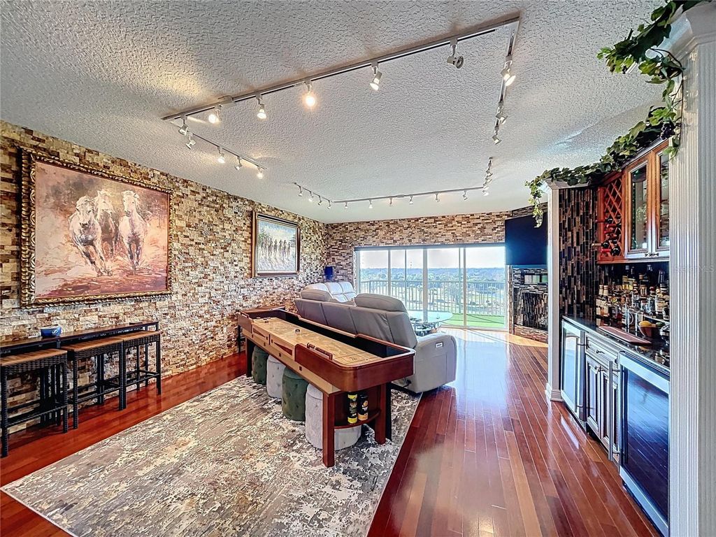 Image 12 of property listing at 1200 COUNTRY CLUB DR 5404, Largo, FL 33771