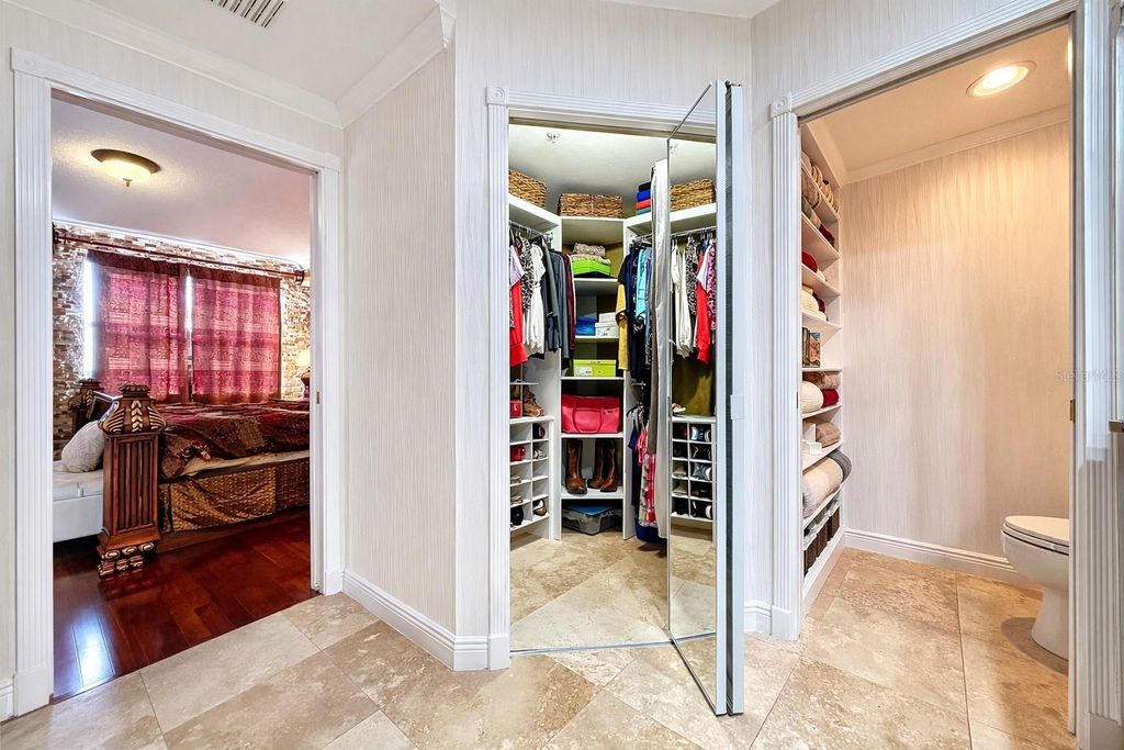 Image 16 of property listing at 1200 COUNTRY CLUB DR 5404, Largo, FL 33771