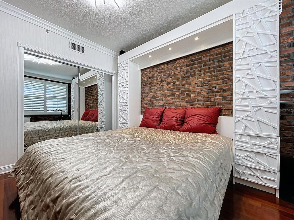 Image 19 of property listing at 1200 COUNTRY CLUB DR 5404, Largo, FL 33771