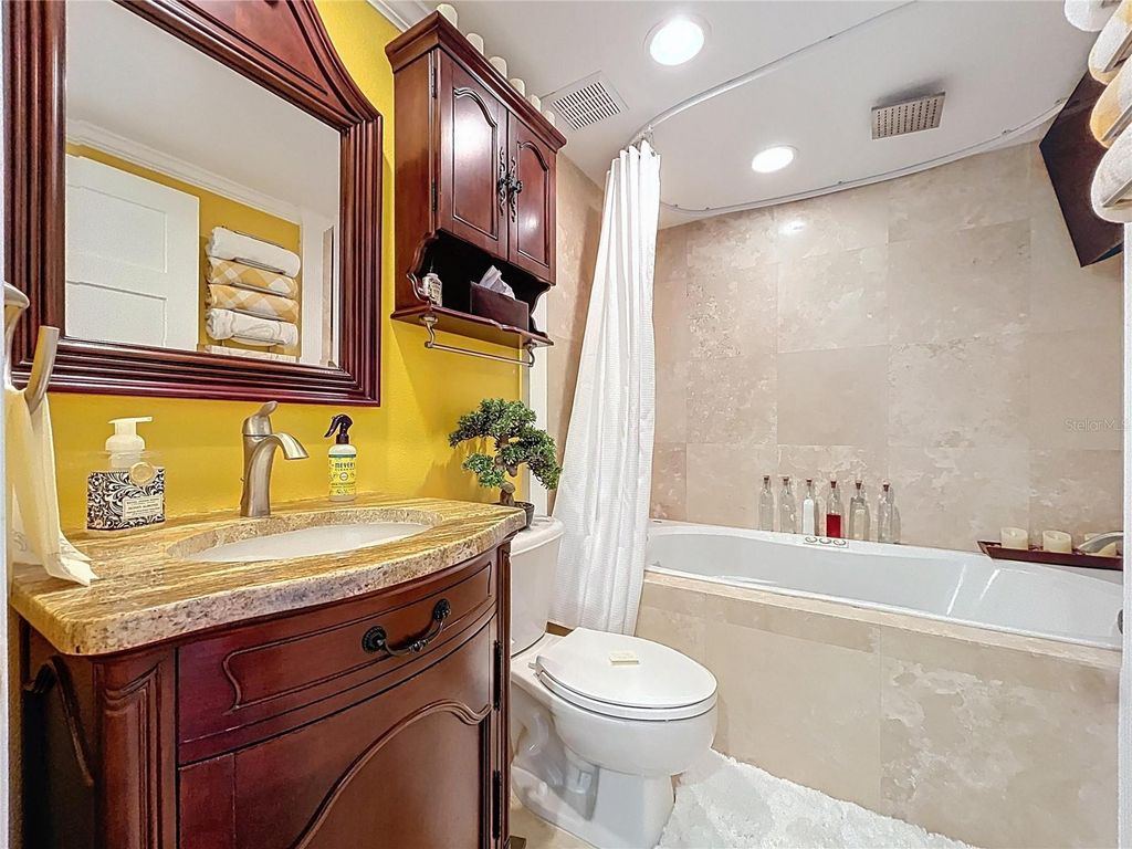 Image 21 of property listing at 1200 COUNTRY CLUB DR 5404, Largo, FL 33771