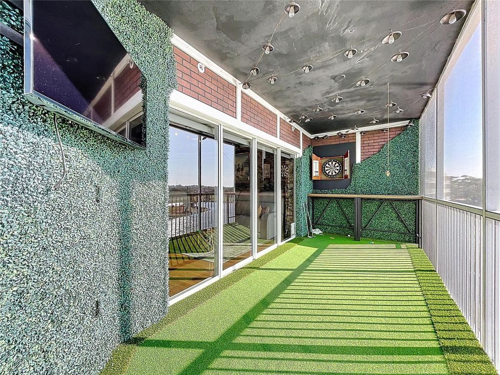 Image 23 of property listing at 1200 COUNTRY CLUB DR 5404, Largo, FL 33771