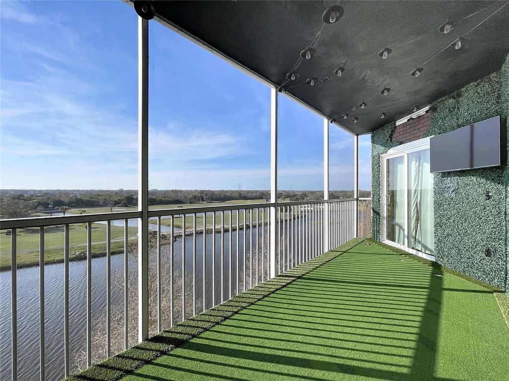 Image 24 of property listing at 1200 COUNTRY CLUB DR 5404, Largo, FL 33771