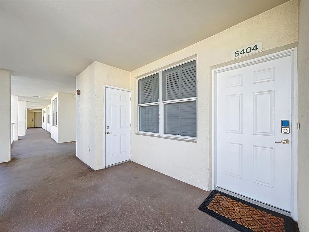 Image 4 of property listing at 1200 COUNTRY CLUB DR 5404, Largo, FL 33771