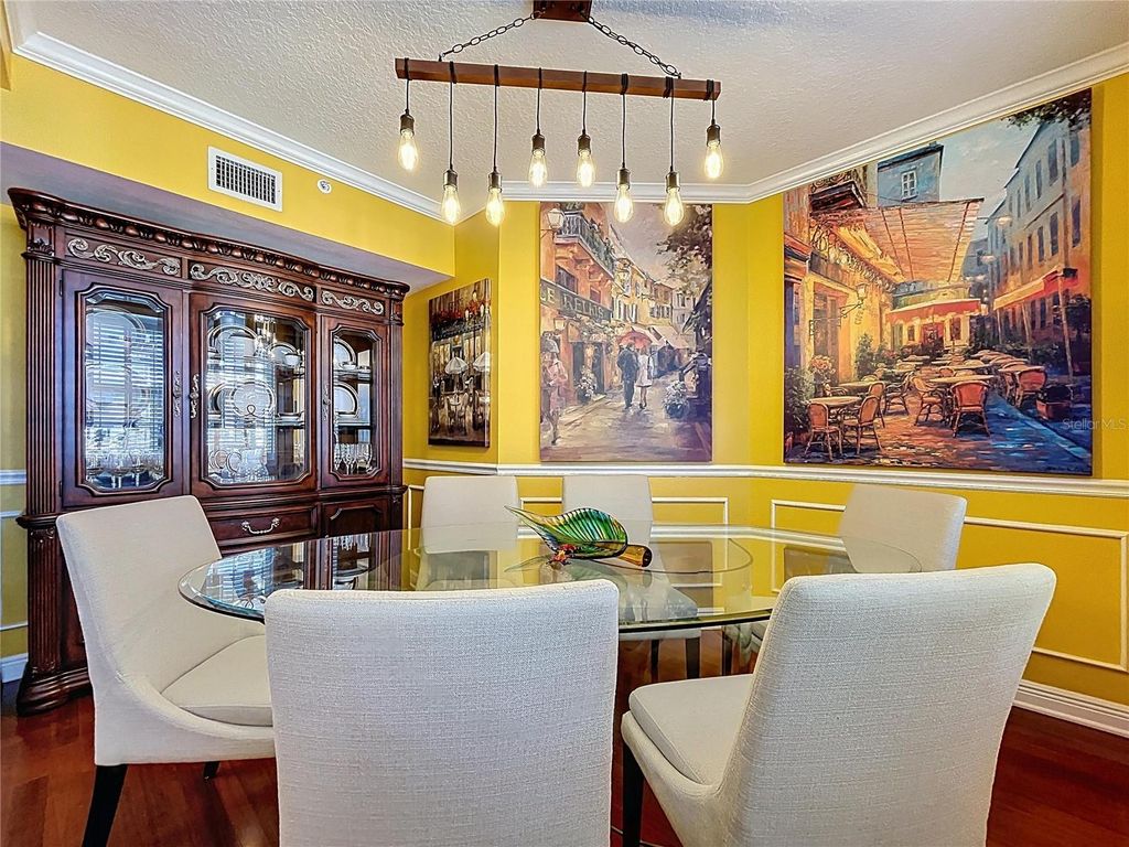 Image 6 of property listing at 1200 COUNTRY CLUB DR 5404, Largo, FL 33771