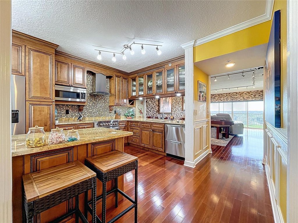 Image 7 of property listing at 1200 COUNTRY CLUB DR 5404, Largo, FL 33771