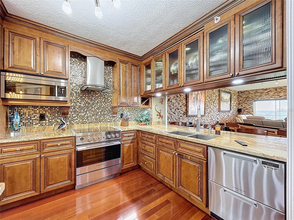 Image 8 of property listing at 1200 COUNTRY CLUB DR 5404, Largo, FL 33771