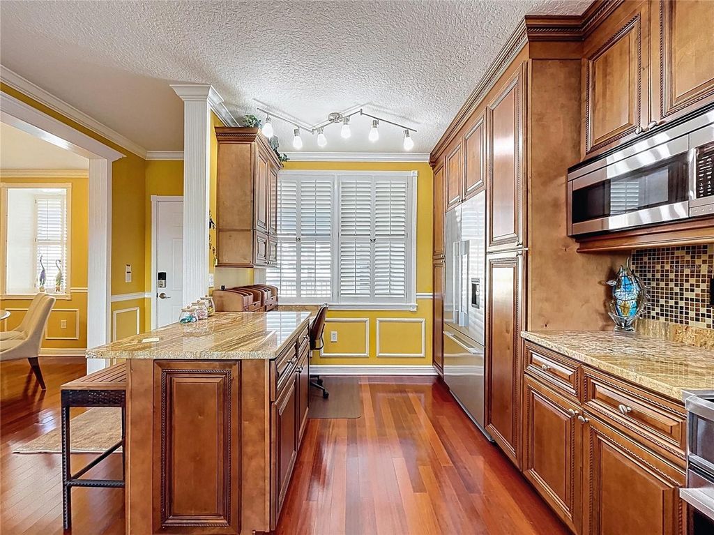 Image 9 of property listing at 1200 COUNTRY CLUB DR 5404, Largo, FL 33771