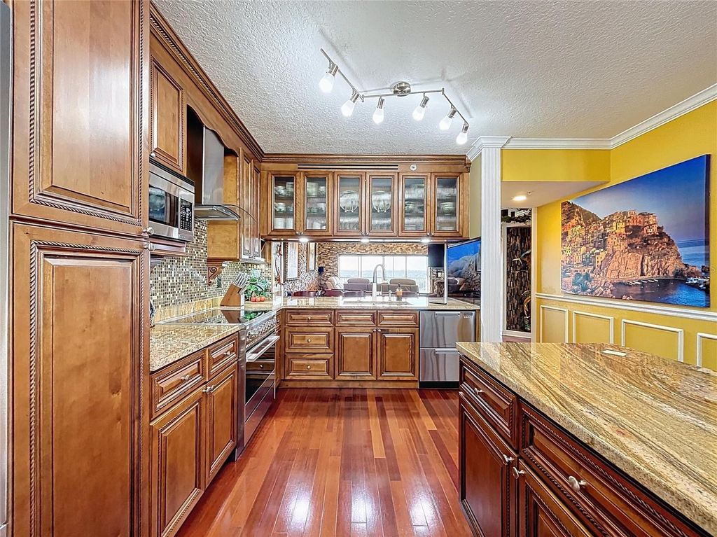 Image 10 of property listing at 1200 COUNTRY CLUB DR 5404, Largo, FL 33771