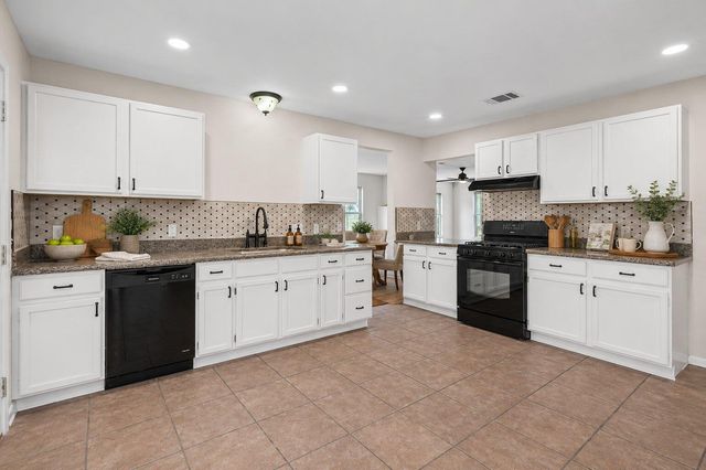 1810 Summer Rain DR, Cedar Park, TX 78613