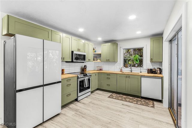 3628 Tropical Point DR, St James City, FL 33956