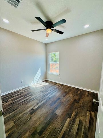 122 East Crestway Street, Hearne, TX 77859