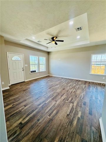 122 East Crestway Street, Hearne, TX 77859