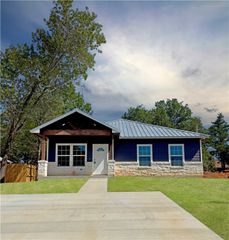 122 East Crestway Street, Hearne, TX 77859