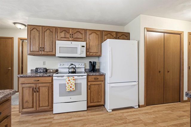 1102 CARRIAGE CIRCLE, Fond Du Lac, WI 54935