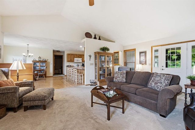 1102 CARRIAGE CIRCLE, Fond Du Lac, WI 54935