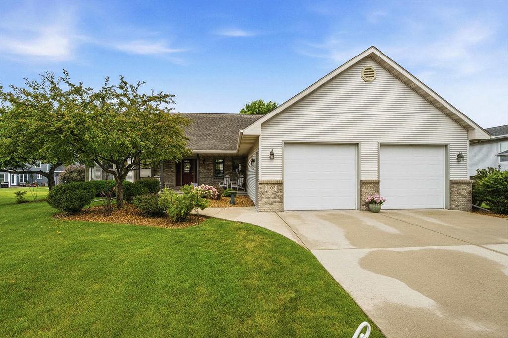 1102 CARRIAGE CIRCLE, Fond Du Lac, WI 54935