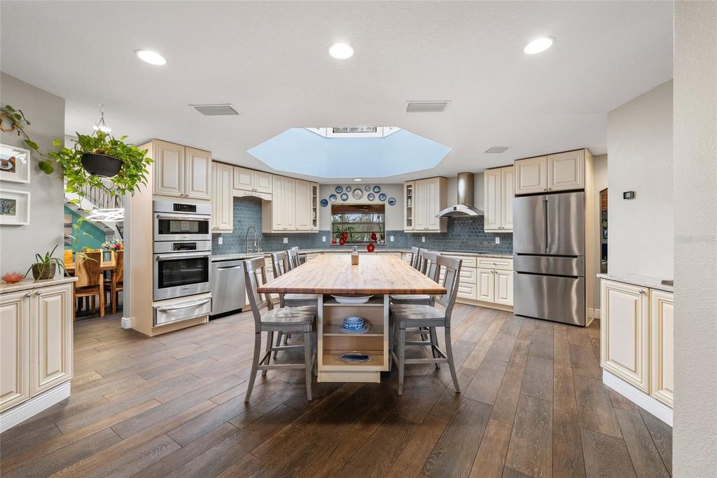 Image 7 of property listing at 602 DRUID WAY, Lutz, FL 33548