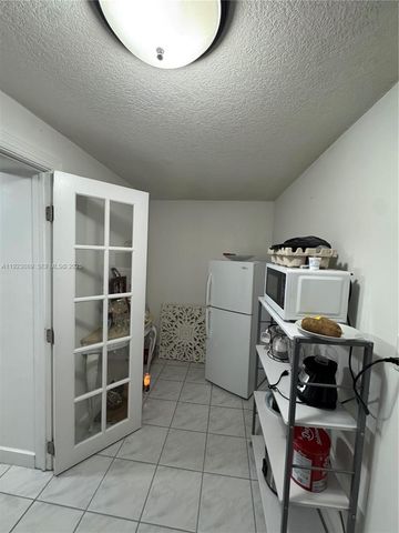 971 E 13th St, Hialeah, FL 33010